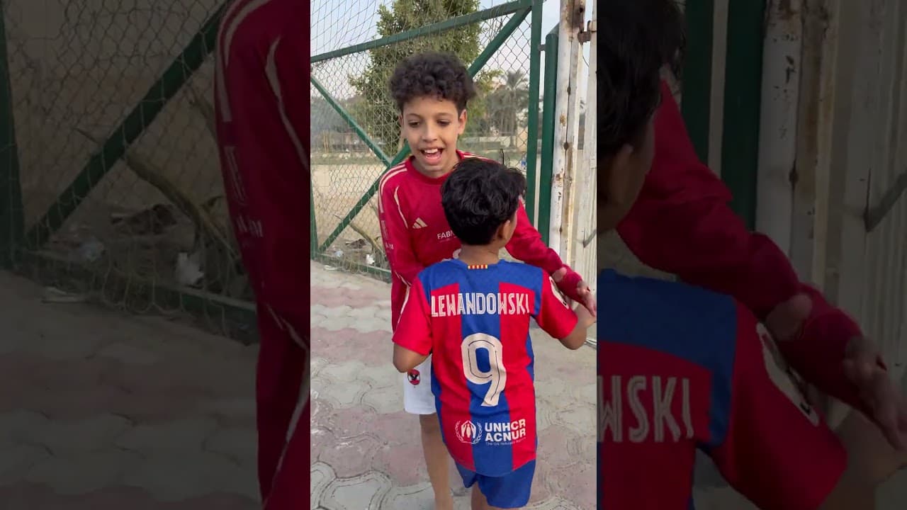 ‏الأخوات داخل الملعب والمدرب يفصل بينهم 😭💔￼