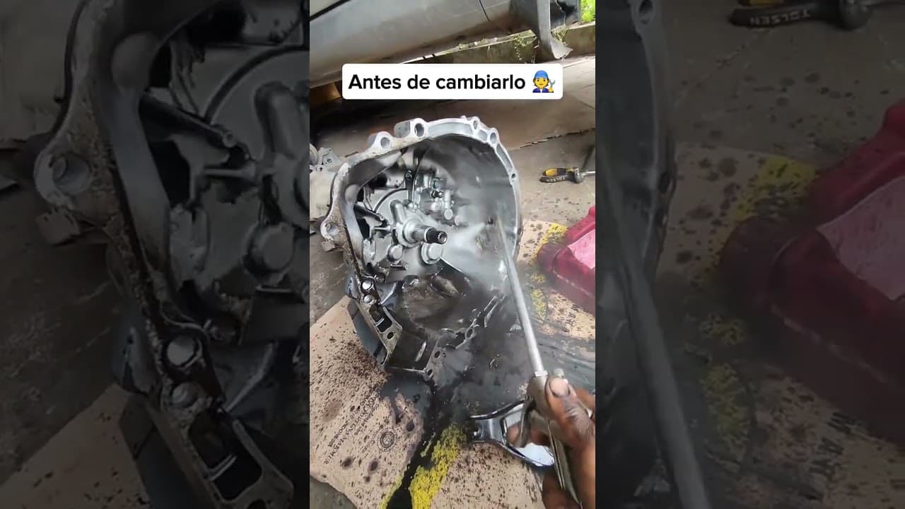 Hacer una limpieza antes de cambiar el embrague 👍 #embrague #mecanica #automotriz #tallermecánico