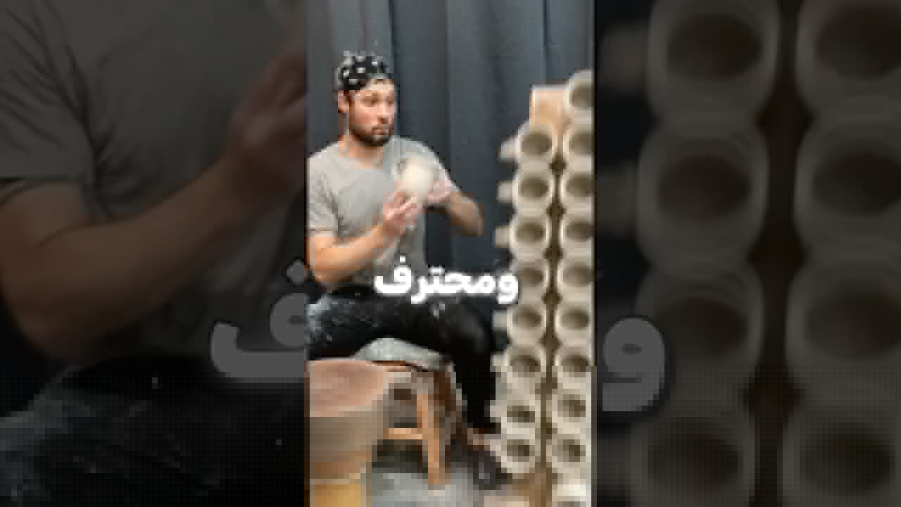 شخص محترف بصنع الطين 🧱
