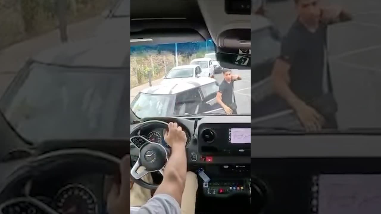 Conflit fou : un conducteur descend de sa voiture face à un bus ! #roadrage